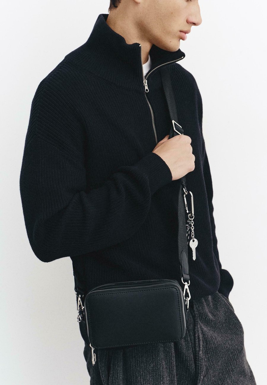 Сумка кросс-боди PULL&BEAR Cross body bag, Black
Сумка кросс-боди PULL&BEAR Cross body bag, Black