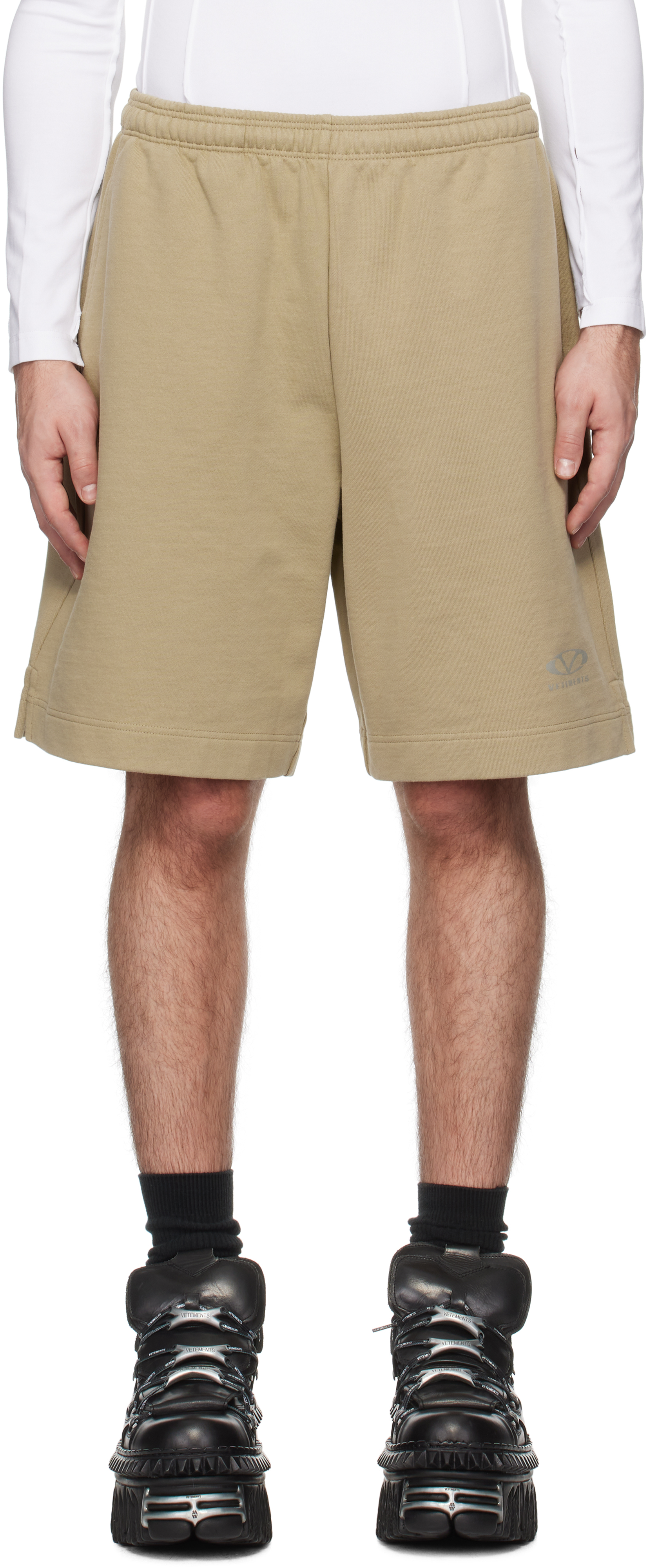 Шорты цвета хаки с овальным логотипом VETEMENTS
Шорты цвета хаки с овальным логотипом VETEMENTS