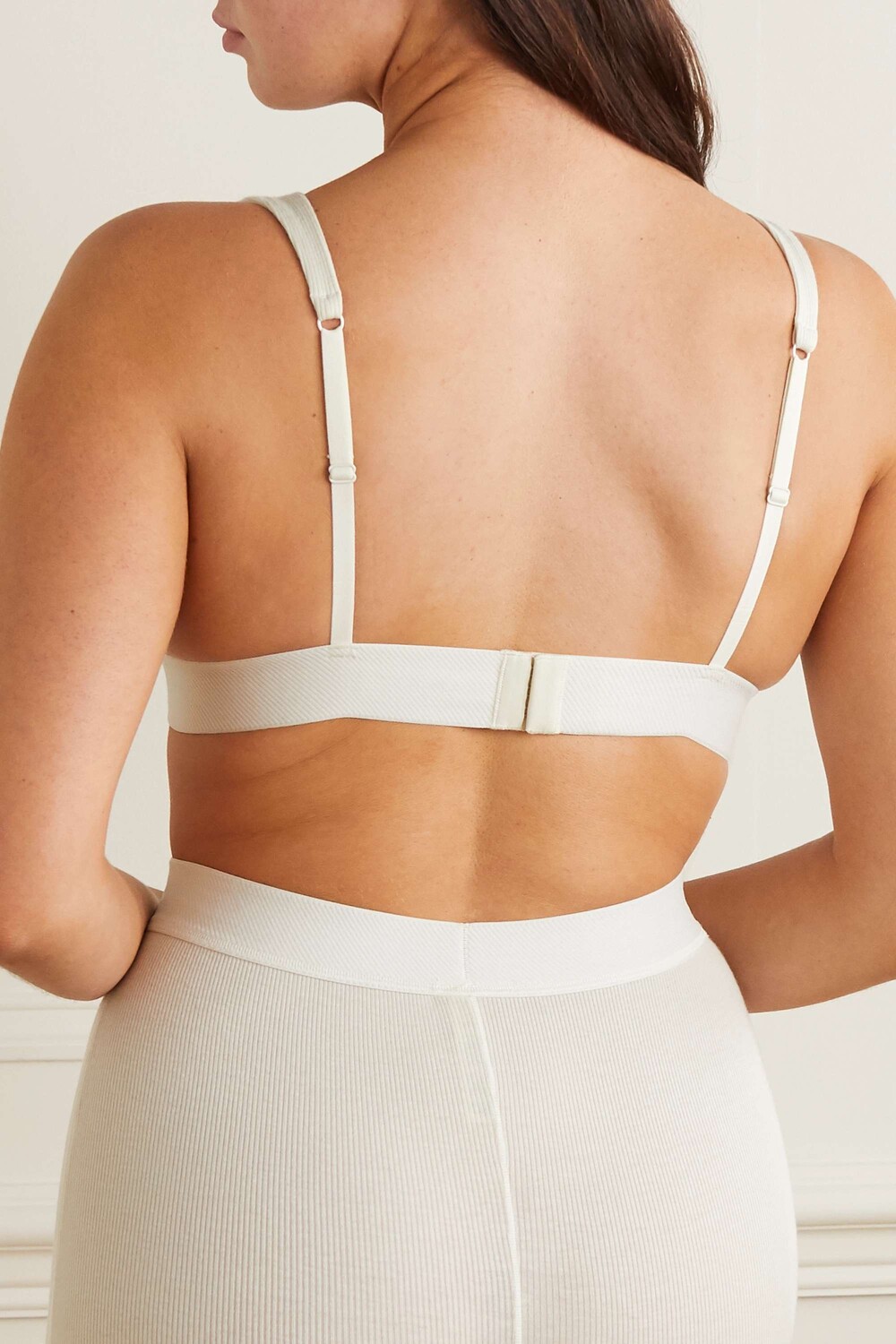 SKIMS Бюстгальтер без косточек из смесового хлопкового джерси в рубчик с глубоким вырезом - Bone, белый
SKIMS Бюстгальтер без косточек из смесового хлопкового джерси в рубчик с глубоким вырезом - Bone, белый