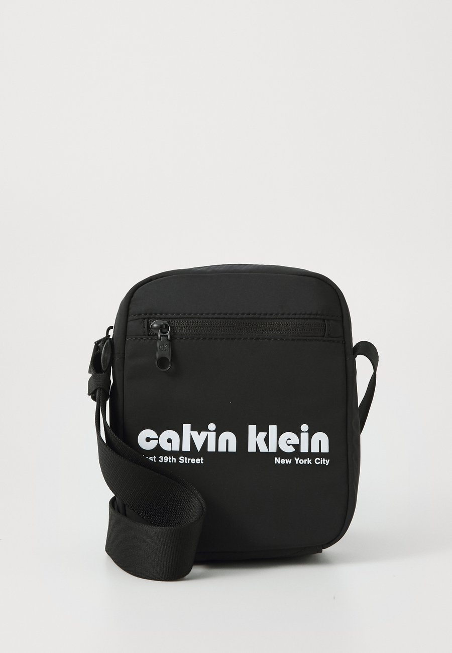 Сумка кросс-боди Calvin Klein Jeans GRAPHIC REPORTER, Black
Сумка кросс-боди Calvin Klein Jeans GRAPHIC REPORTER, Black