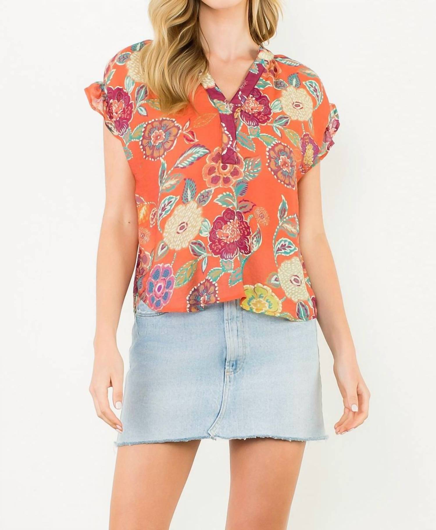 Оранжевый топ с V-образным вырезом и сборчатой спинкой в цветочном принте THML
Оранжевый топ с V-образным вырезом и сборчатой спинкой в цветочном принте THML