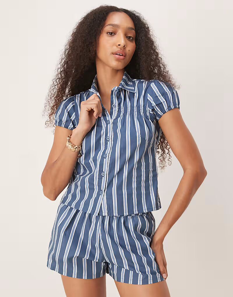 Рубашка Motel ulsan в широкую полоску темно-синего цвета
Рубашка Motel ulsan в широкую полоску темно-синего цвета