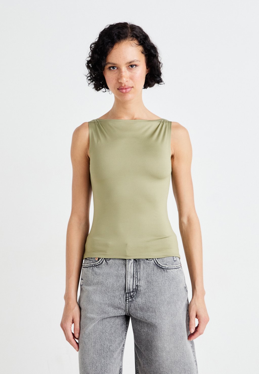 Топ ANNIE BOATNECK SLEEVELESS Weekday, хаки
Топ ANNIE BOATNECK SLEEVELESS Weekday, хаки