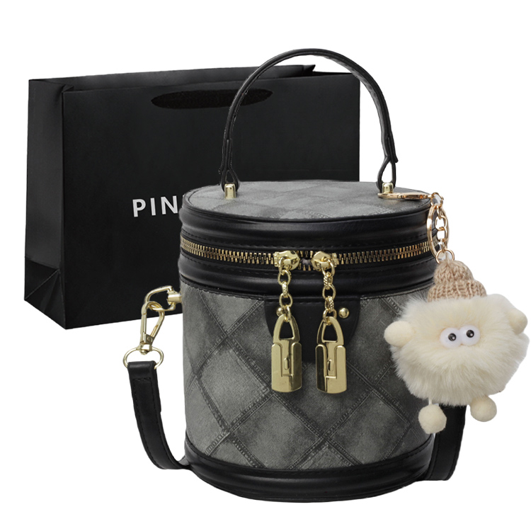 PINK·LAND Женская сумка через плечо с одним ремнем, Black with White Pompom Charm
PINK·LAND Женская сумка через плечо с одним ремнем, Black with White Pompom Charm