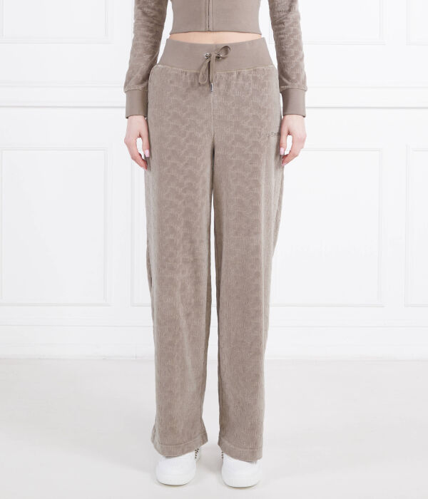 Спортивные брюки женские Juicy Couture Bexley свободного кроя велюровые, бежевый
Спортивные брюки женские Juicy Couture Bexley свободного кроя велюровые, бежевый