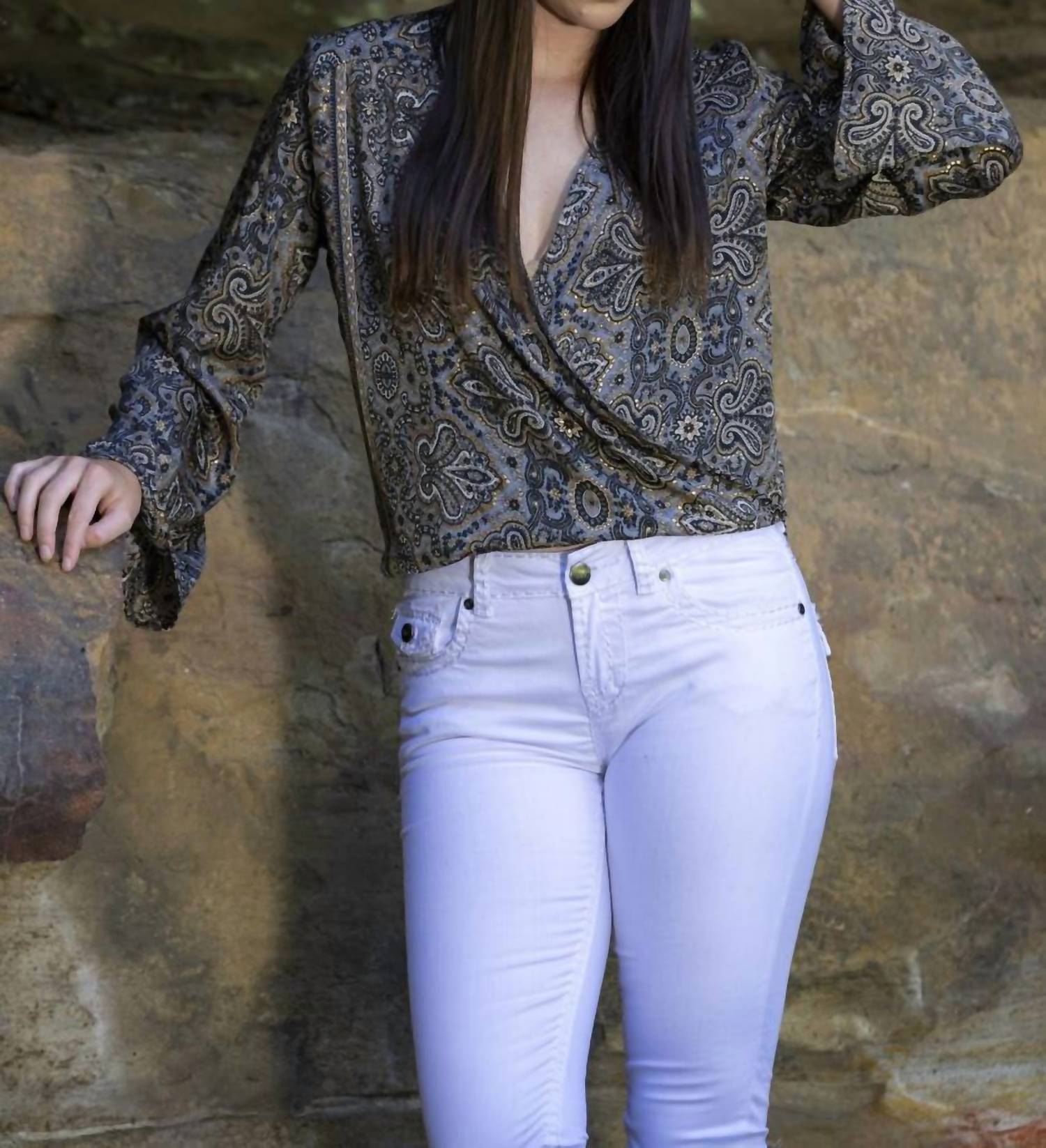 Топ-накидка Astrid в сине-серо-золотистом медовом принте Cienna
Топ-накидка Astrid в сине-серо-золотистом медовом принте Cienna