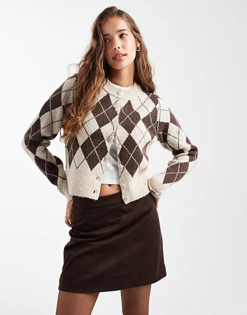 Укороченный вязаный кардиган Vero Moda с принтом в шоколадную клетку с ромбами
Укороченный вязаный кардиган Vero Moda с принтом в шоколадную клетку с ромбами