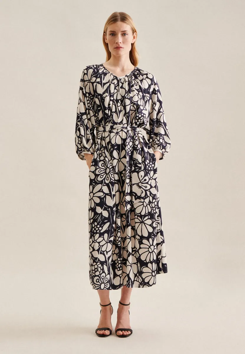 Seidensticker летнее платье "Black Rose", с круглым вырезом, рукавом 3/4, с цветочным принтом, синий
Seidensticker летнее платье "Black Rose", с круглым вырезом, рукавом 3/4, с цветочным принтом, синий