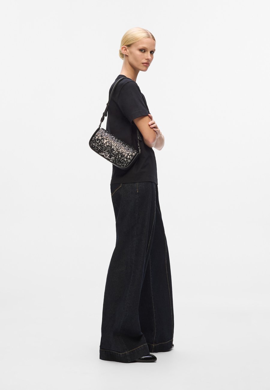 Сумка KARL LAGERFELD SIGNATURE , Herringbone Sequins/Black
Сумка KARL LAGERFELD SIGNATURE , Herringbone Sequins/Black