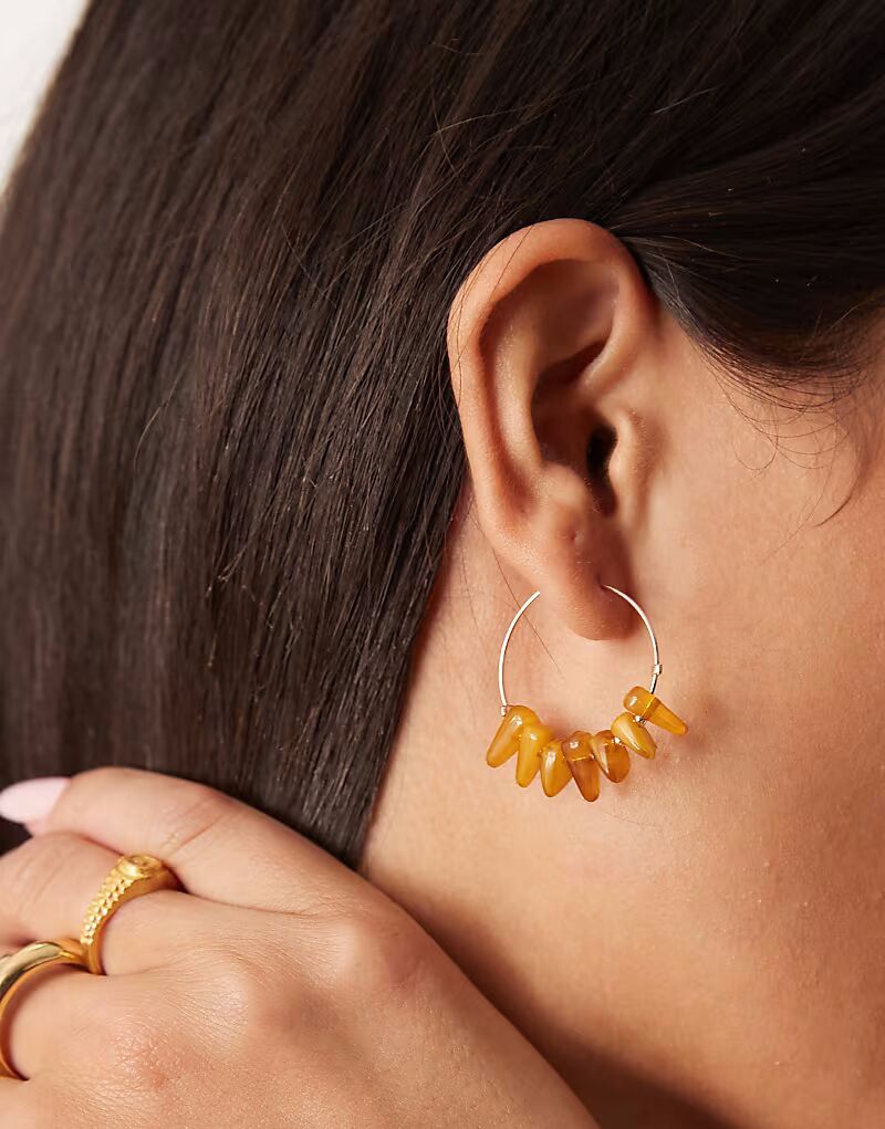 Серьги-кольца с крошкой искусственного янтаря золотистого оттенка Asos Design
Серьги-кольца с крошкой искусственного янтаря золотистого оттенка Asos Design