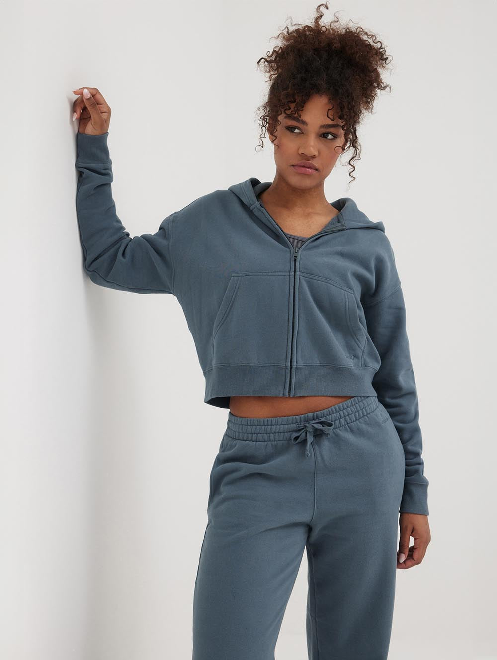 Женская укороченная толстовка с капюшоном Whitley Eco-Fleece на молнии Bench., цвет stormy weather
Женская укороченная толстовка с капюшоном Whitley Eco-Fleece на молнии Bench., цвет stormy weather