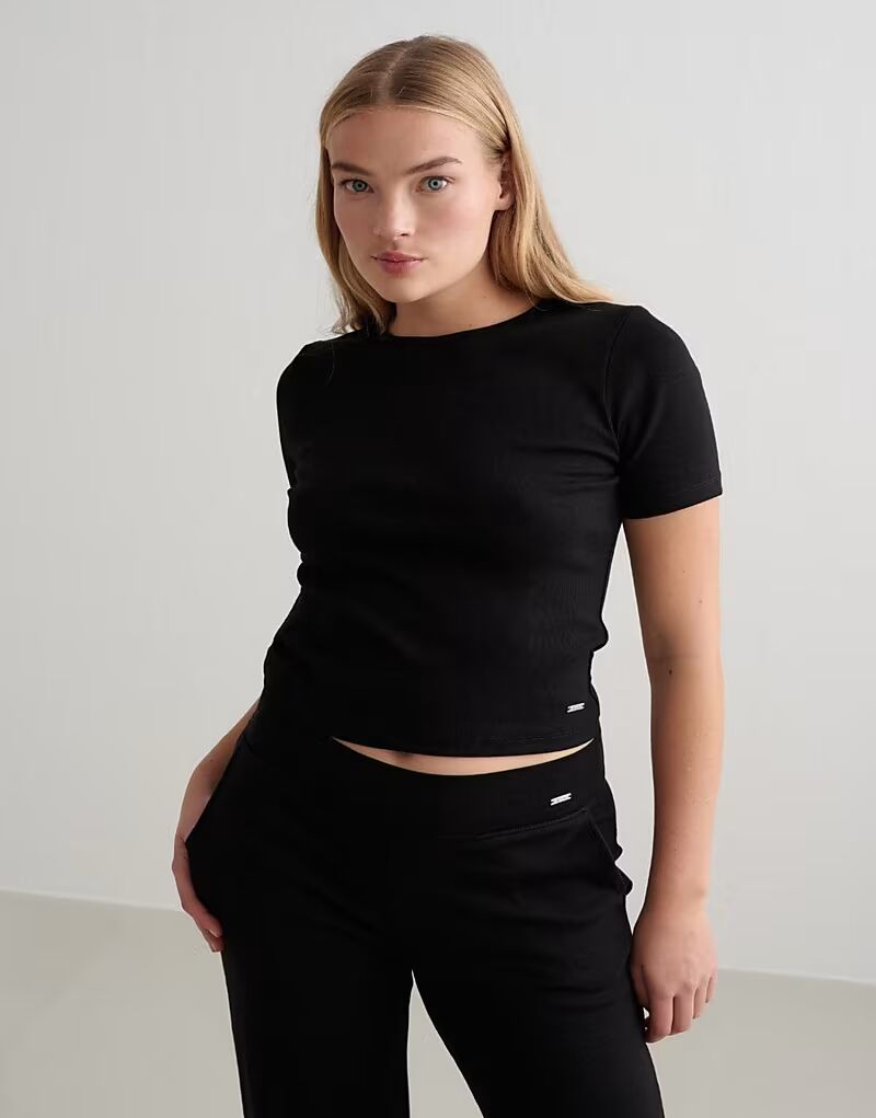 Топ с короткими рукавами черного цвета Aim'N
Топ с короткими рукавами черного цвета Aim'N