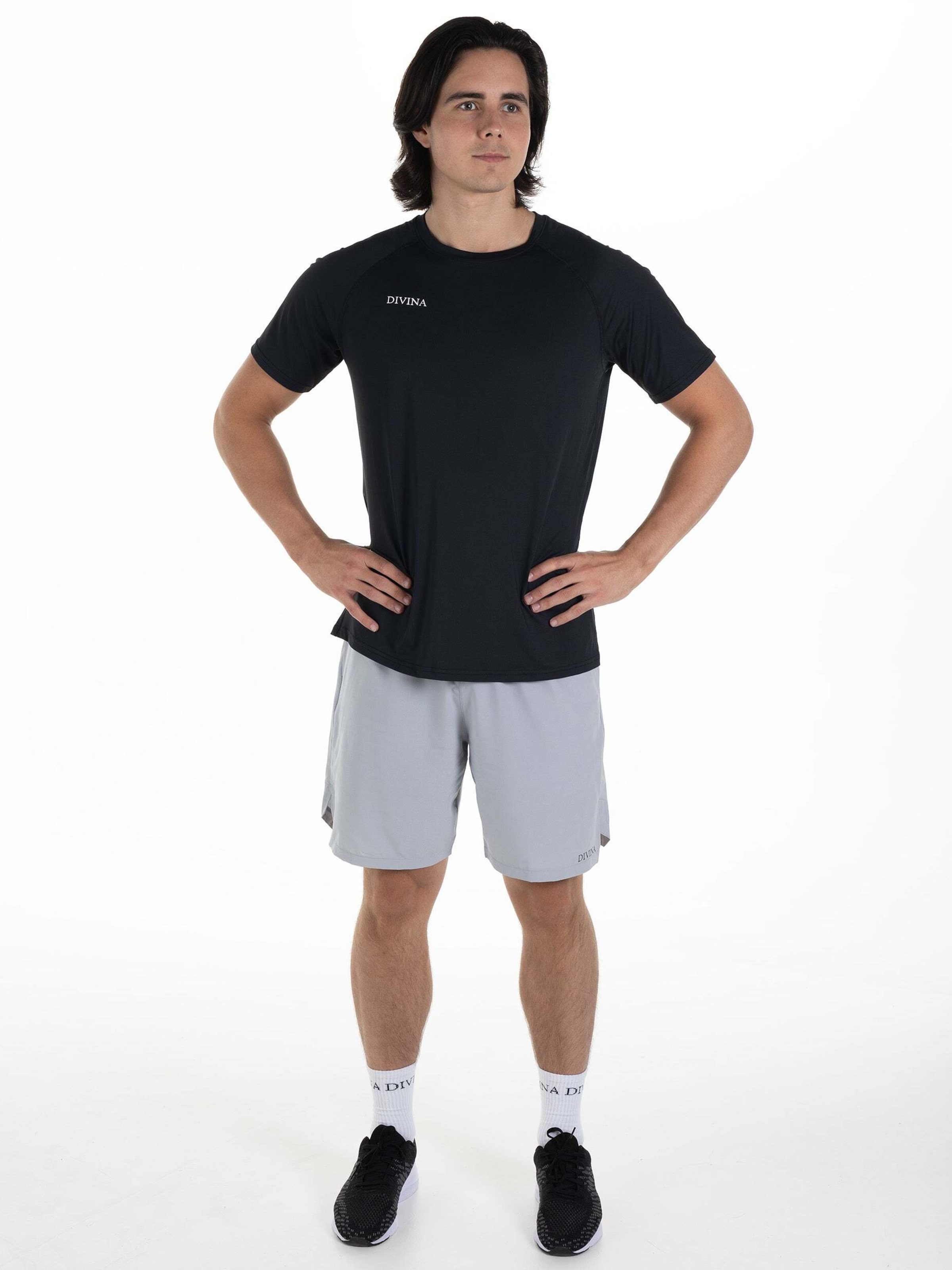 Divina Футболка Performance 'Raw' в черном цвете
Divina Футболка Performance 'Raw' в черном цвете