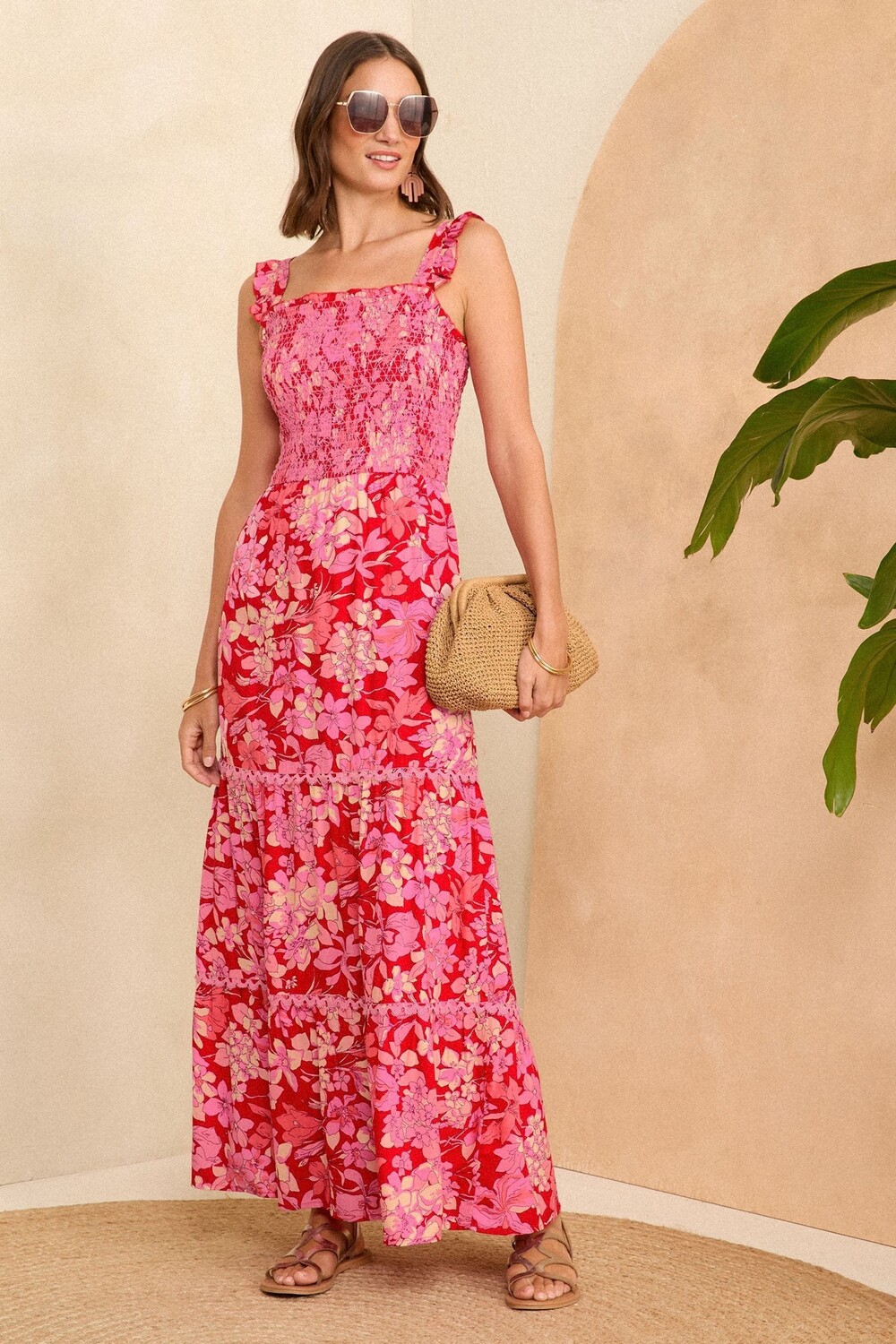 Летнее платье макси с присборенными ремешками и бретелями Love & Roses, красный
Летнее платье макси с присборенными ремешками и бретелями Love & Roses, красный