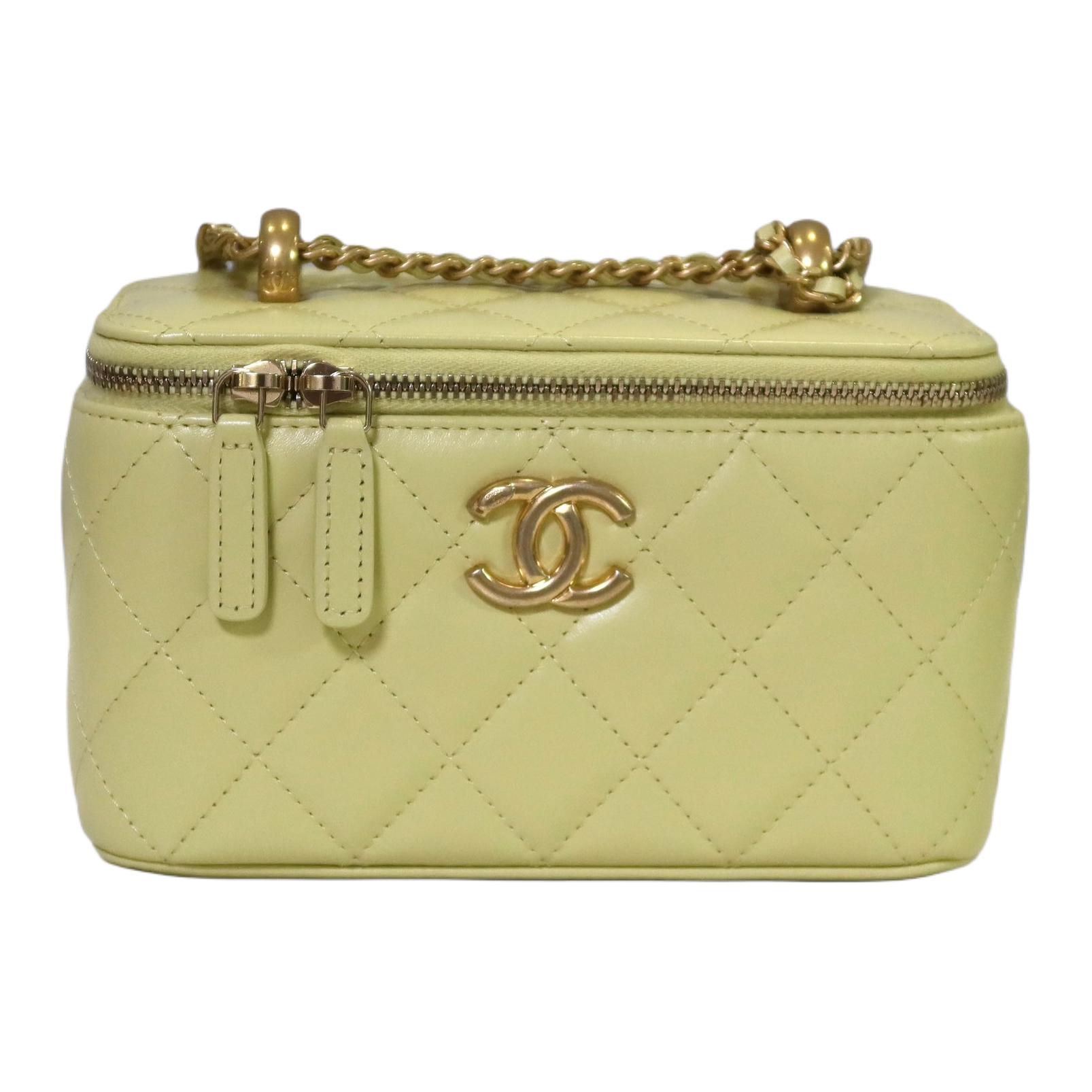 CHANEL Кожаная коробчатая сумка через плечо женская желтая
CHANEL Кожаная коробчатая сумка через плечо женская желтая