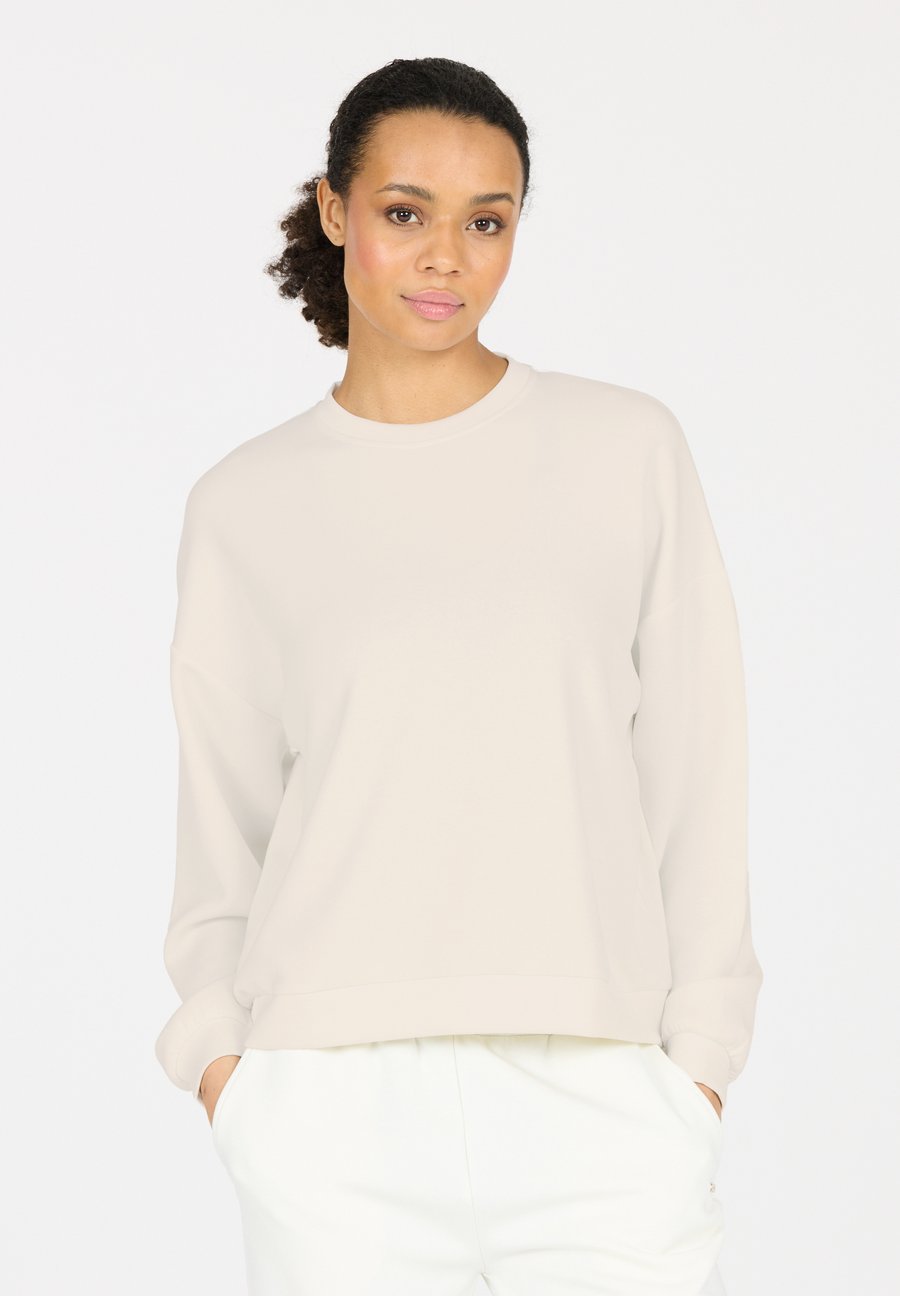Толстовка Endurance Sweatshirt, Vaporous Gray/Off-White
Толстовка Endurance Sweatshirt, Vaporous Gray/Off-White