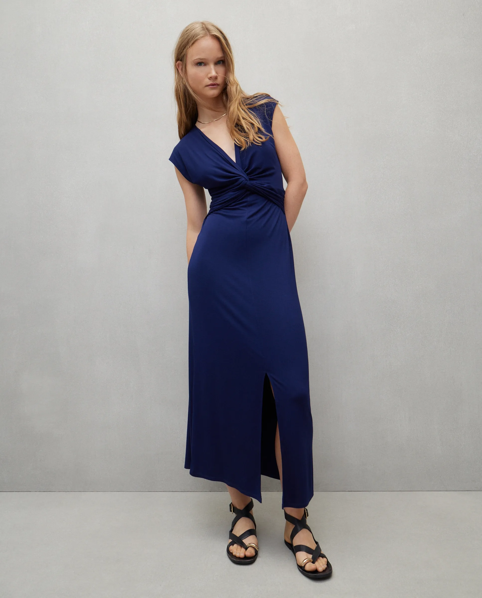 Женское платье без рукавов Easy Wear, темно-синий
Женское платье без рукавов Easy Wear, темно-синий