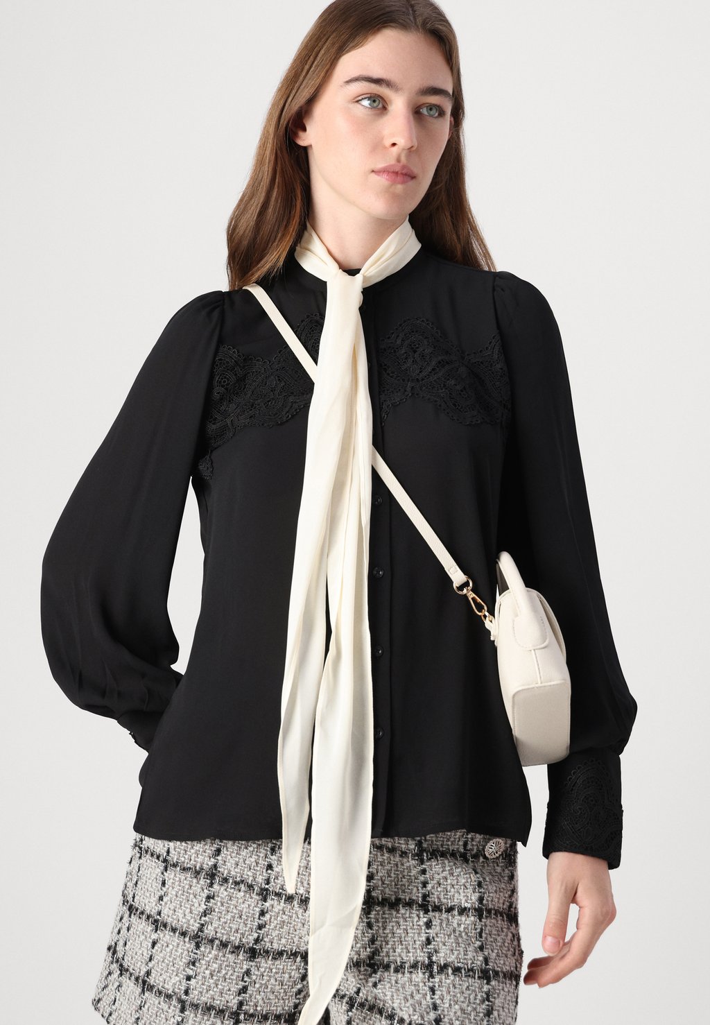 Блузка на пуговицах CAMILLA DURA SHIRT Bruuns Bazaar, черный
Блузка на пуговицах CAMILLA DURA SHIRT Bruuns Bazaar, черный