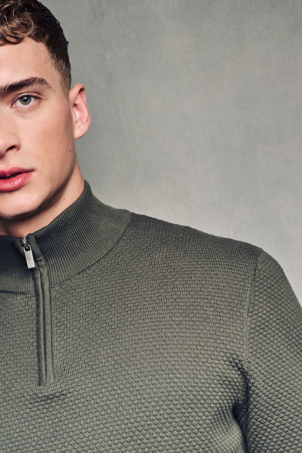 Джемпер прямого кроя из 100% хлопка премиум класса с застежкой молнией на воротнике Next, зеленый 
Джемпер прямого кроя из 100% хлопка премиум класса с застежкой молнией на воротнике Next, зеленый