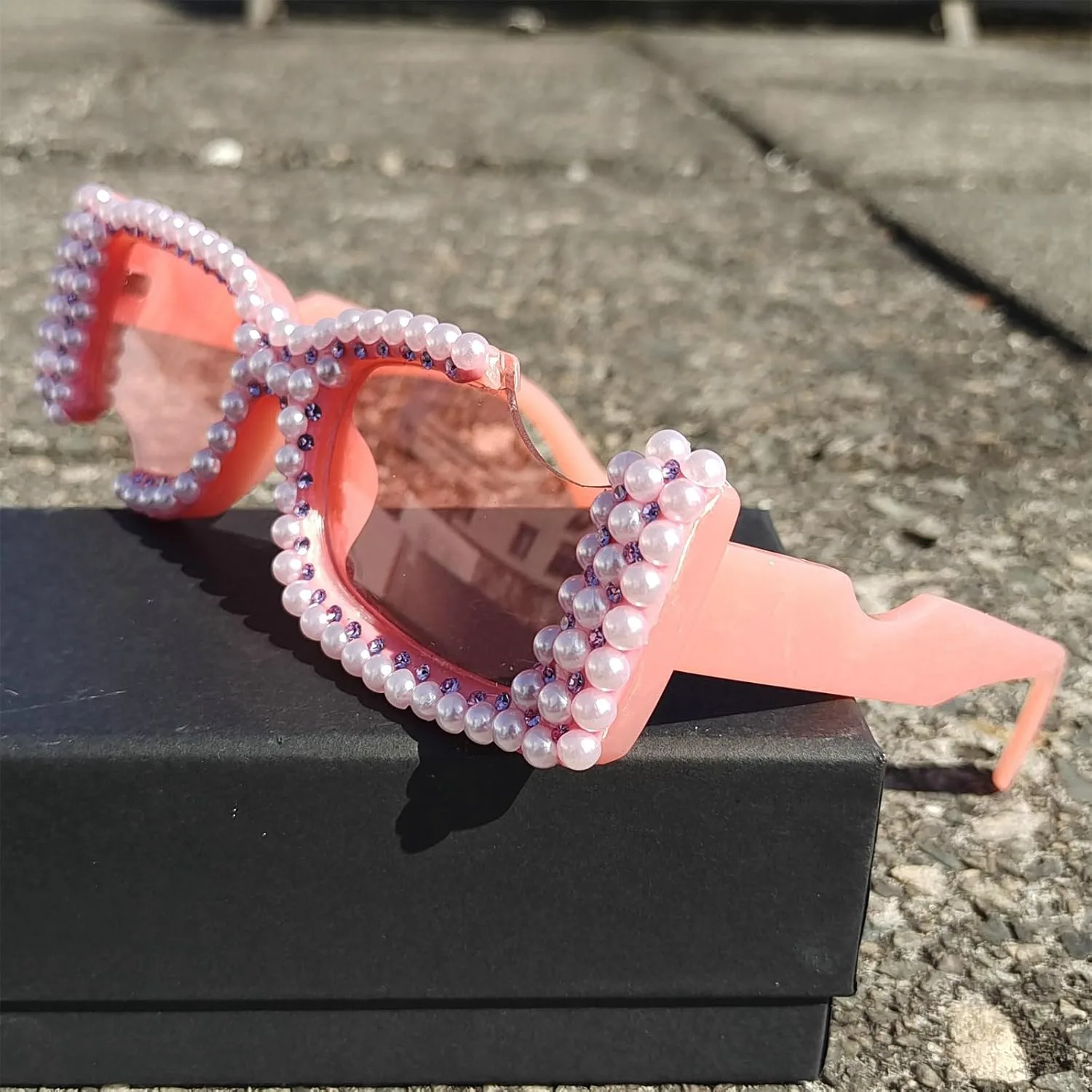 Солнцезащитные очки прямоугольной формы для женщин, нестандартной формы в стиле хип-хоп, сверкающие стразы, модные ретро-очки с бриллиантами helena, White+pink
Солнцезащитные очки прямоугольной формы для женщин, нестандартной формы в стиле хип-хоп, сверкающие стразы, модные ретро-очки с бриллиантами helena, White+pink