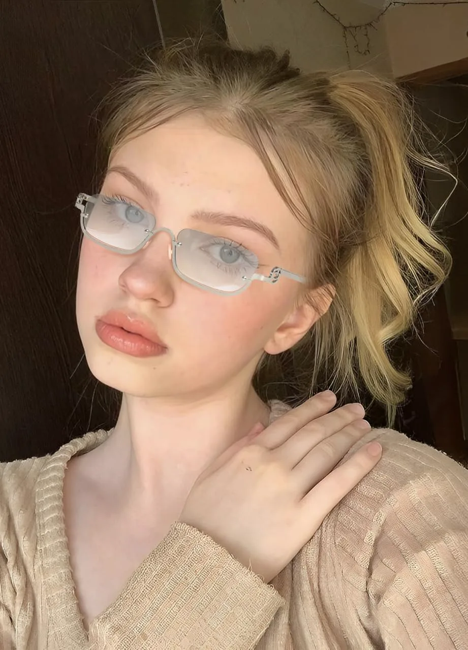 Солнцезащитные очки KENBO Retro Y2k для женщин, модные узкие золотистые полуободковые солнцезащитные очки 90-х годов, Rectangular Silver Frame - Clear Lens
Солнцезащитные очки KENBO Retro Y2k для женщин, модные узкие золотистые полуободковые солнцезащитные очки 90-х годов, Rectangular Silver Frame - Clear Lens