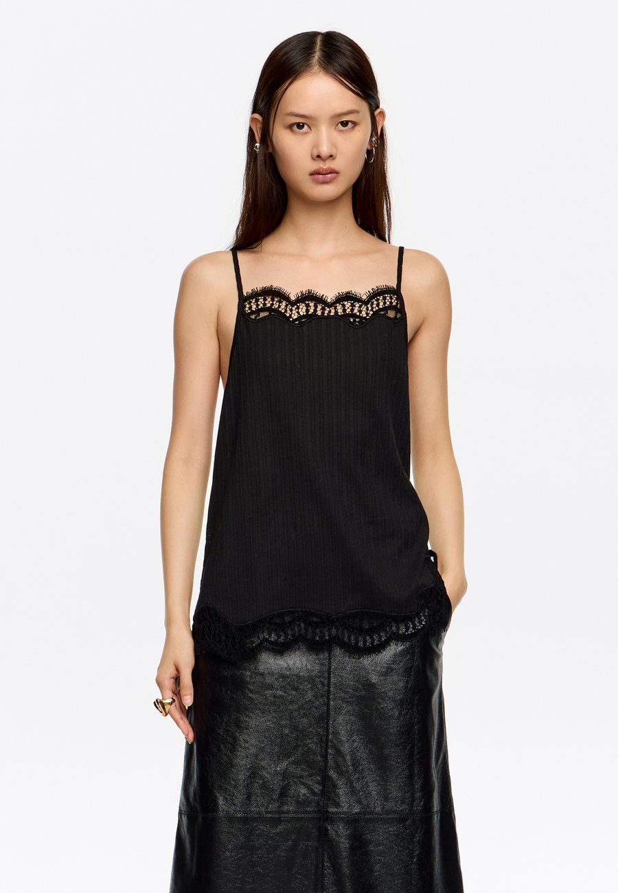 Топ Bimba Y Lola TIRANTES ENCAJES , Black
Топ Bimba Y Lola TIRANTES ENCAJES , Black