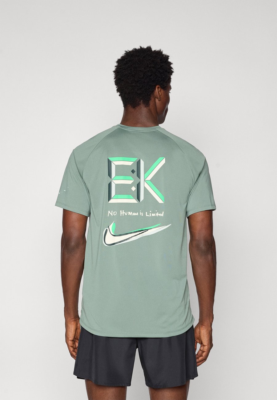 Футболка Nike Performance STRIDE TOP EK, Clay Green/Green, Зеленый, Футболка Nike Performance STRIDE TOP EK, Clay Green/Green
Футболка Nike Performance STRIDE TOP EK, Clay Green/Green, Зеленый, Футболка Nike Performance STRIDE TOP EK, Clay Green/Green