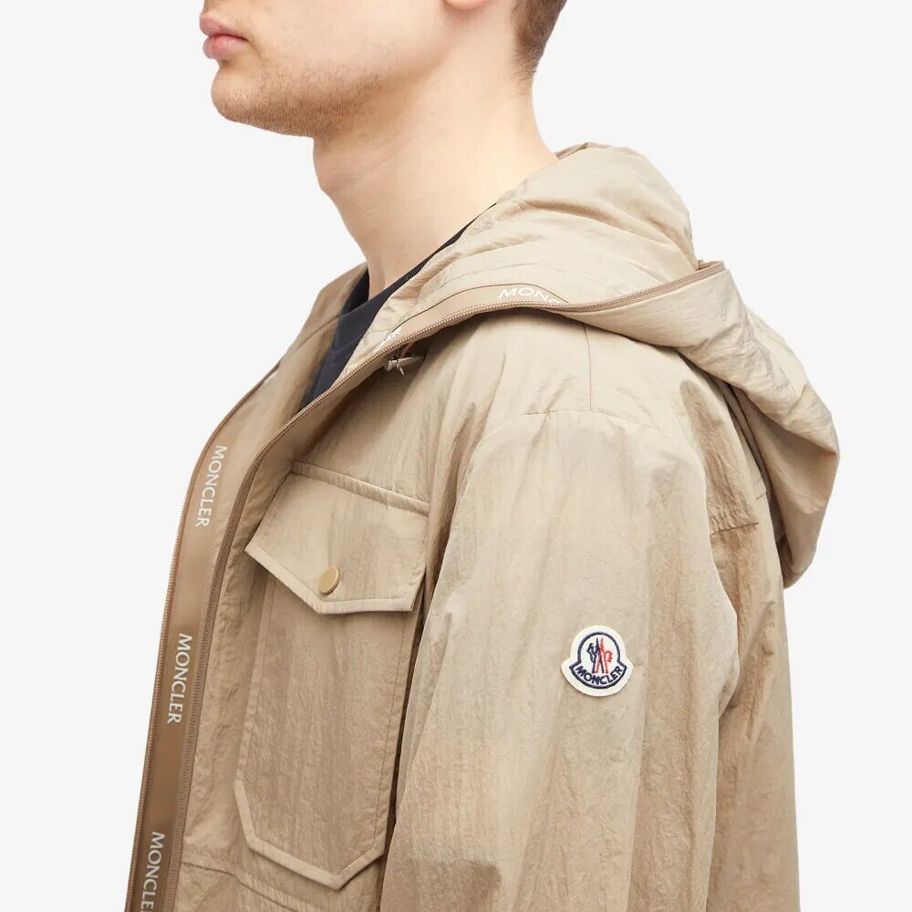 Moncler Plessur Мятая нейлоновая куртка, бежевый
Moncler Plessur Мятая нейлоновая куртка, бежевый