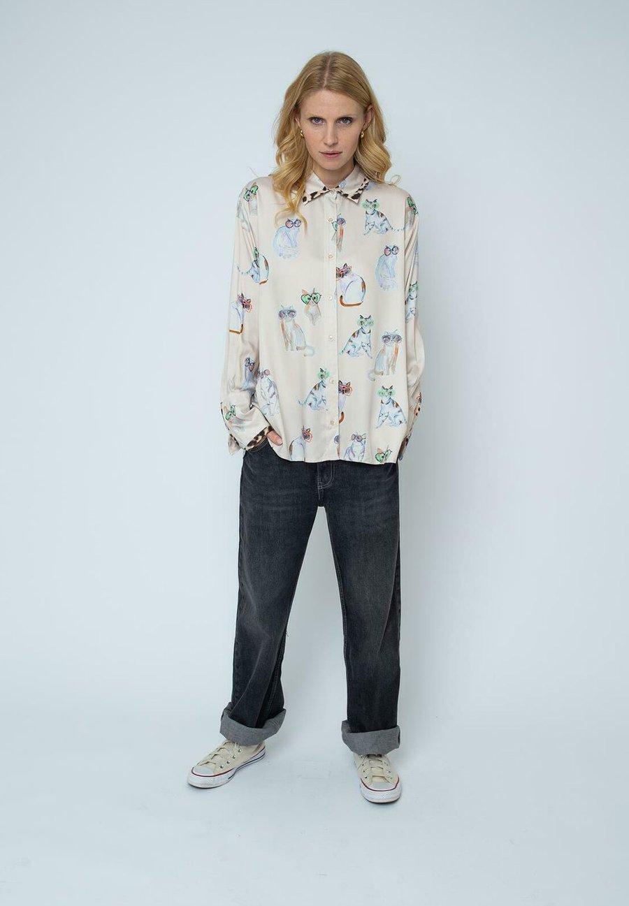 Блуза Emily van den Bergh Button-down blouse, Sand Multi Cats/Beige
Блуза Emily van den Bergh Button-down blouse, Sand Multi Cats/Beige