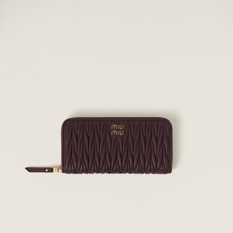 Большой стеганый кошелек из кожи наппа Miu Miu, коричневый
Большой стеганый кошелек из кожи наппа Miu Miu, коричневый