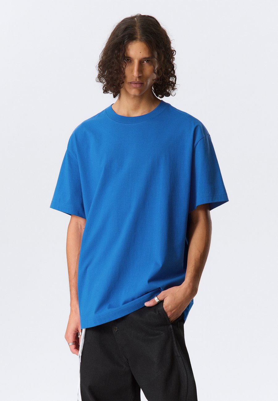 Футболка Weekday Basic T-shirt, Bright Blue/Blue, Синий, Футболка Weekday Basic T-shirt, Bright Blue/Blue
Футболка Weekday Basic T-shirt, Bright Blue/Blue, Синий, Футболка Weekday Basic T-shirt, Bright Blue/Blue
