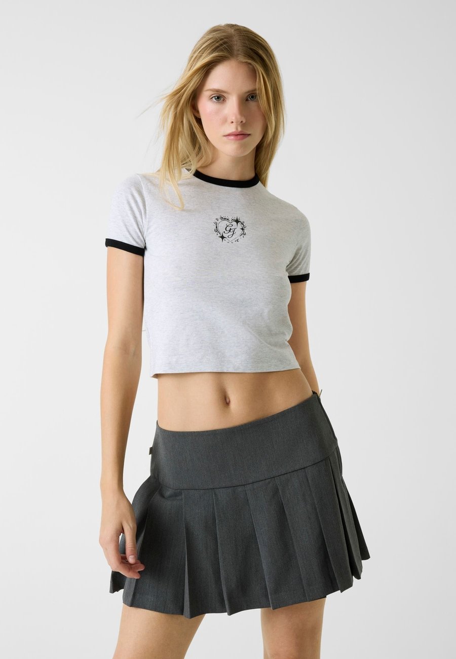 Футболка Guess Jeans BEDRUCKTES, BAUCHFREIES , Grau/Grey
Футболка Guess Jeans BEDRUCKTES, BAUCHFREIES , Grau/Grey