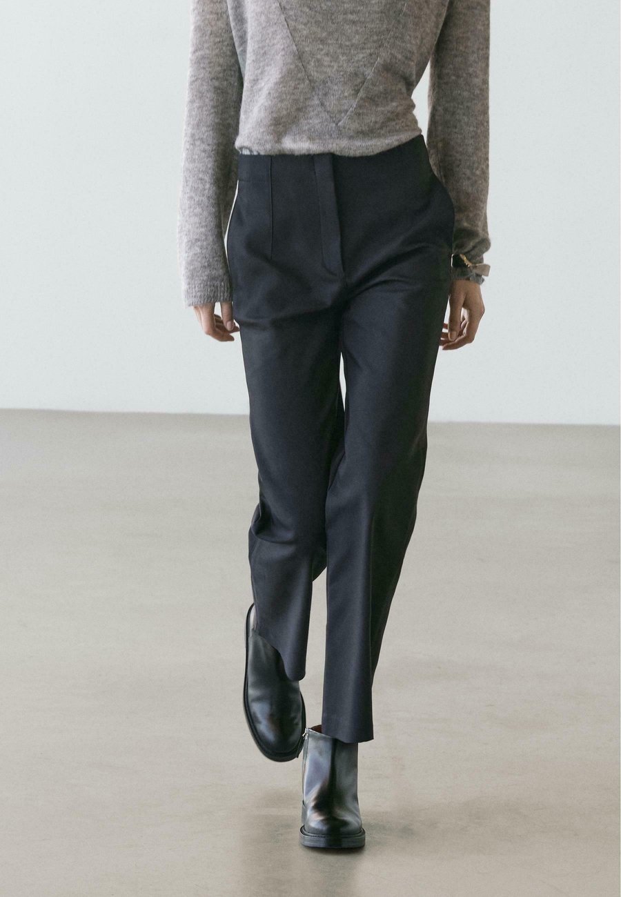 Брюки Massimo Dutti TECHNICAL , Dark Blue
Брюки Massimo Dutti TECHNICAL , Dark Blue