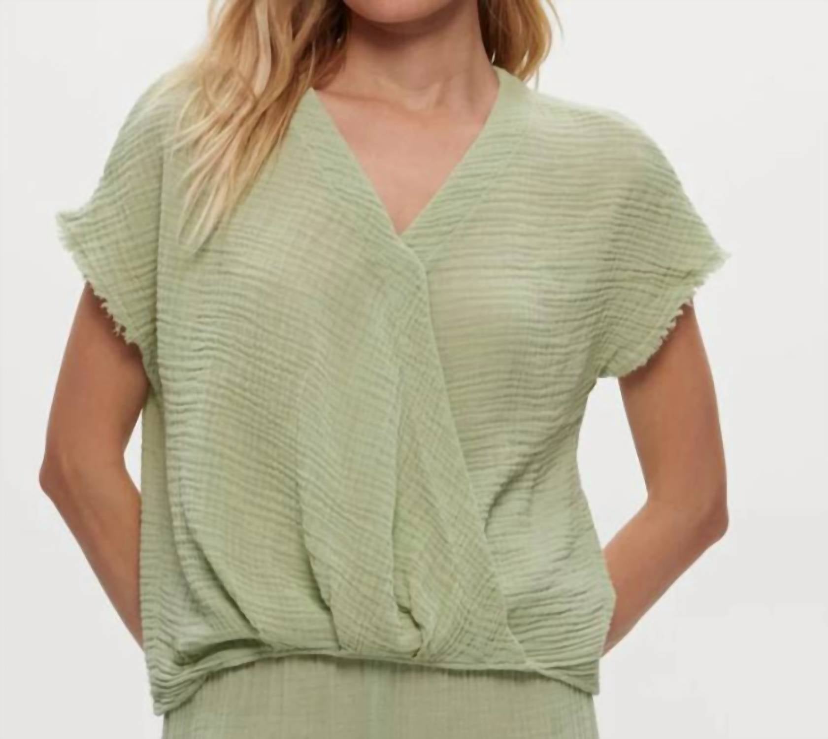 Эви Гауз с короткими рукавами и имитацией запаха топ в цвете Сикрест Michael Stars, Seacrest
Эви Гауз с короткими рукавами и имитацией запаха топ в цвете Сикрест Michael Stars, Seacrest