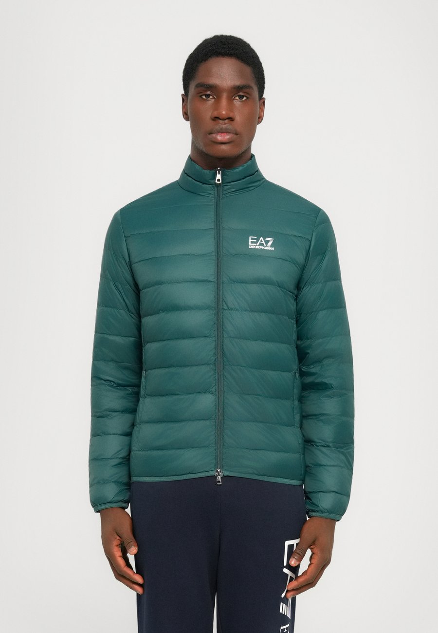 Куртка EA7 Emporio Armani TRAIN CORE JACKET, Ponderosa Pine/Evergreen
Куртка EA7 Emporio Armani TRAIN CORE JACKET, Ponderosa Pine/Evergreen