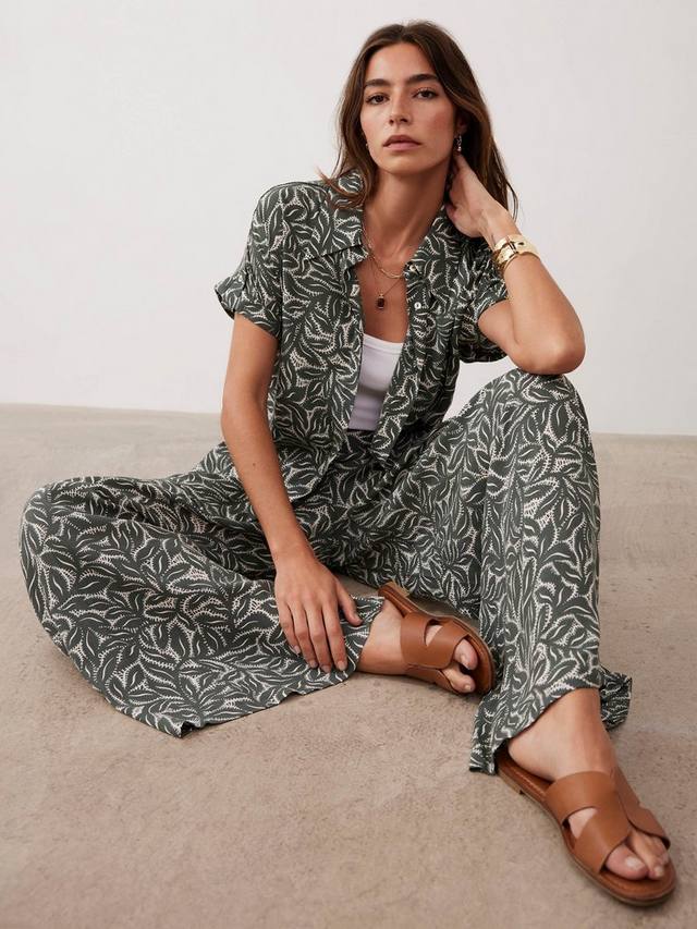 Футболка с каплевидными рукавами и листовым принтом Mint Velvet, Green Khaki
Футболка с каплевидными рукавами и листовым принтом Mint Velvet, Green Khaki