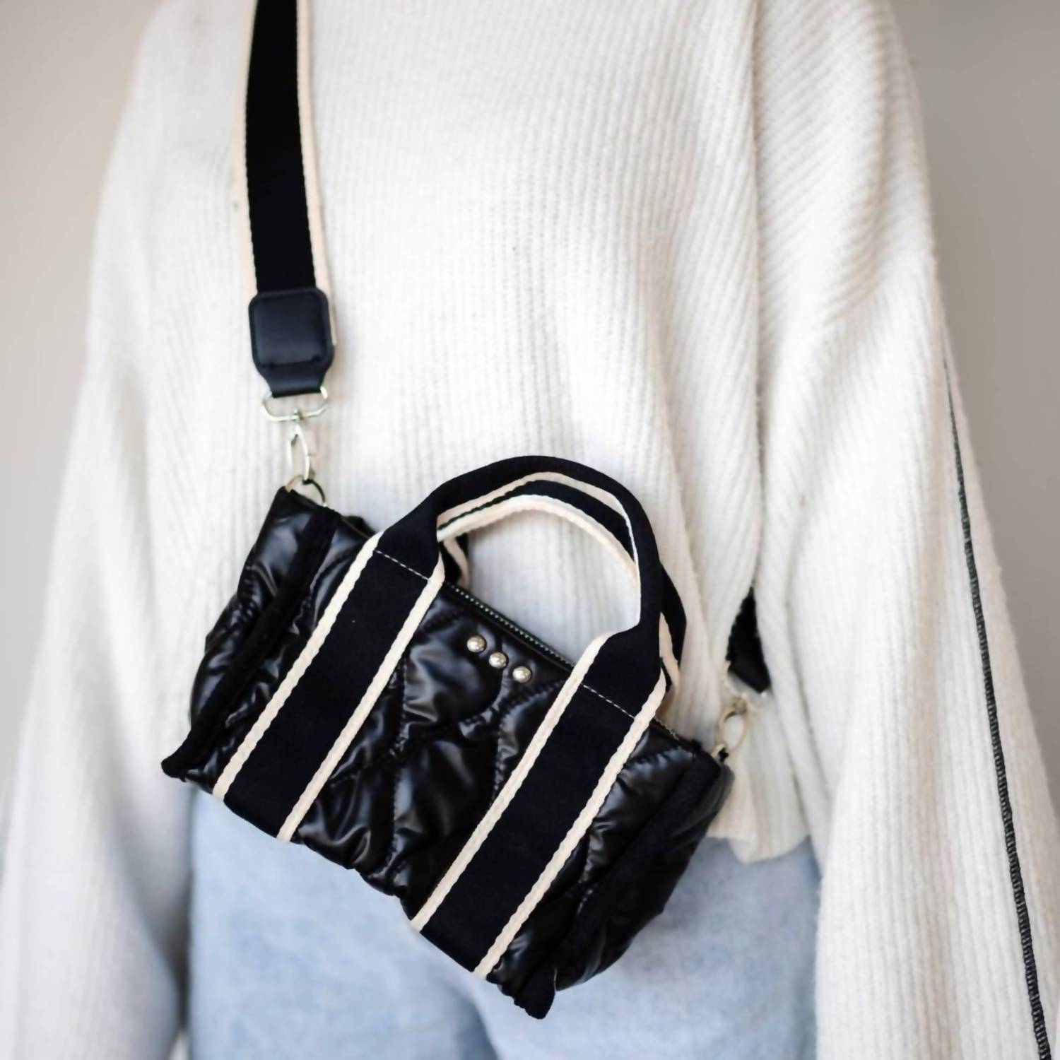 Женская стеганая мини-сумка через плечо из блестящего лакированного черного цвета Pretty Simple
Женская стеганая мини-сумка через плечо из блестящего лакированного черного цвета Pretty Simple