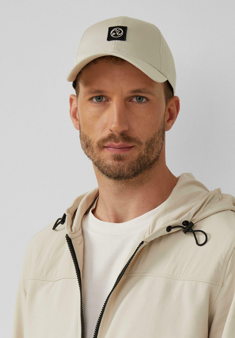 Бейсболка s.Oliver BLACK LABEL MIT LOGO-PATCH, Creme/Beige
Бейсболка s.Oliver BLACK LABEL MIT LOGO-PATCH, Creme/Beige