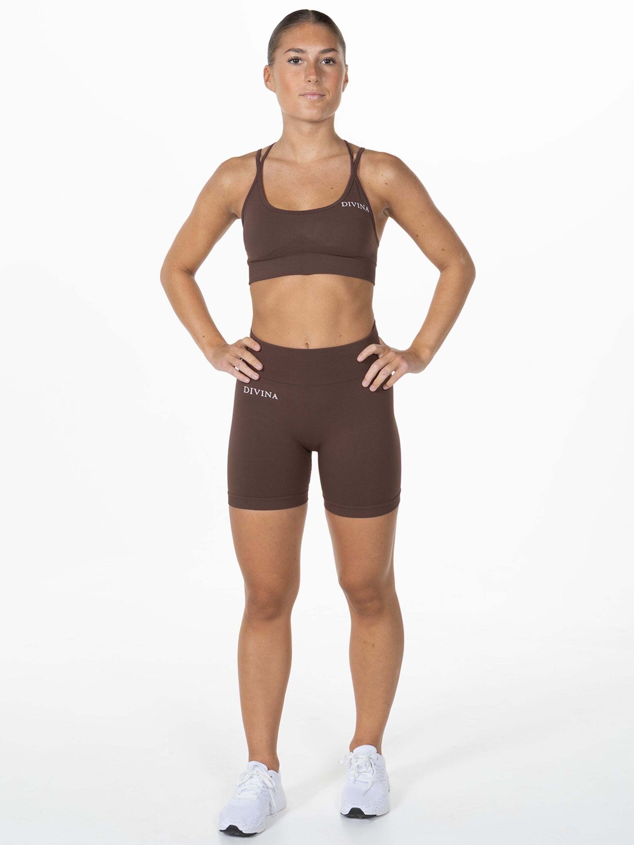 Divina Узкие спортивные шорты 'Prime' в коричневом цвете
Divina Узкие спортивные шорты 'Prime' в коричневом цвете