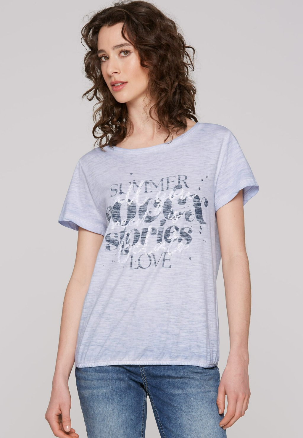 Футболка с принтом MIT ELASTIKSAUM UND ARTWORK Soccx, синий
Футболка с принтом MIT ELASTIKSAUM UND ARTWORK Soccx, синий