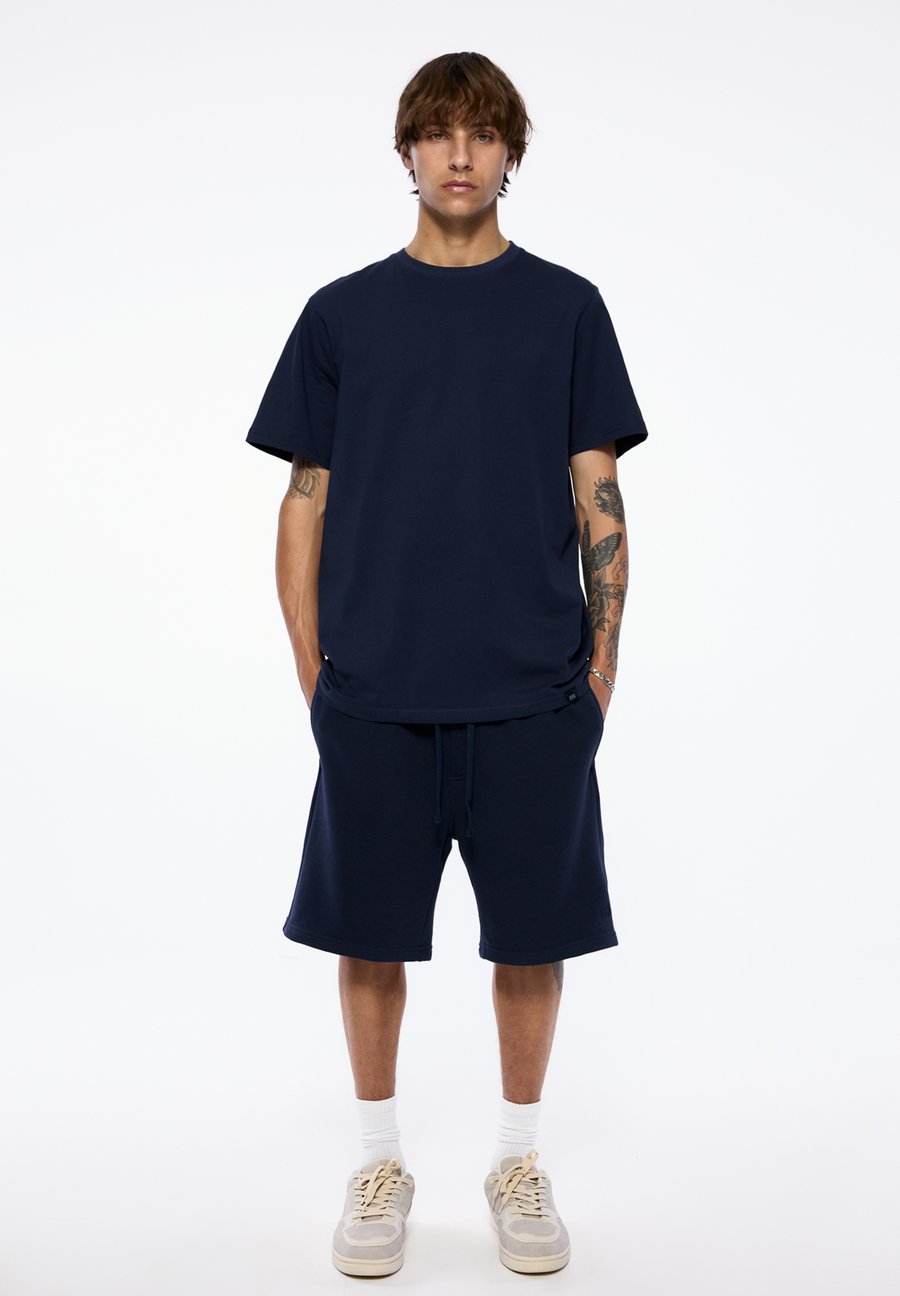 Футболка PULL&BEAR SET BERMUDA SHORTS AND T-SHIRT, Dark Blue
Футболка PULL&BEAR SET BERMUDA SHORTS AND T-SHIRT, Dark Blue