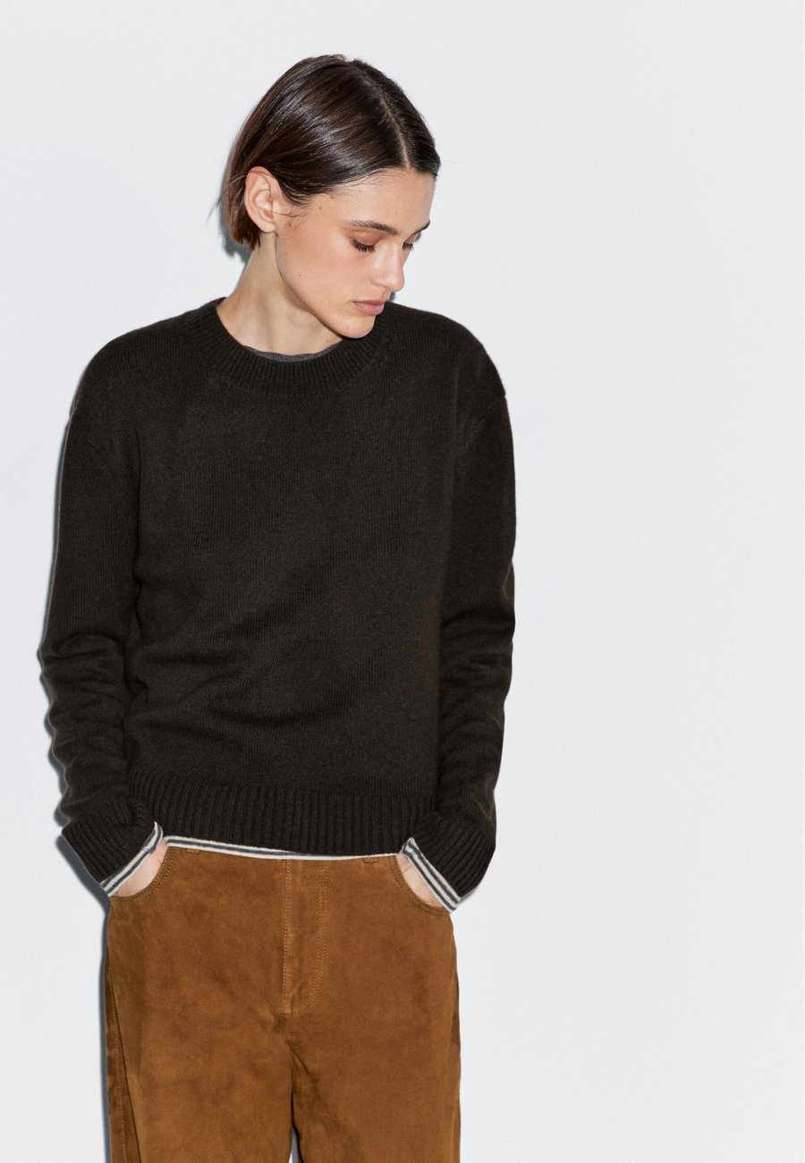 Джемпер Massimo Dutti RIBBED CREW NECK, Dark Brown
Джемпер Massimo Dutti RIBBED CREW NECK, Dark Brown