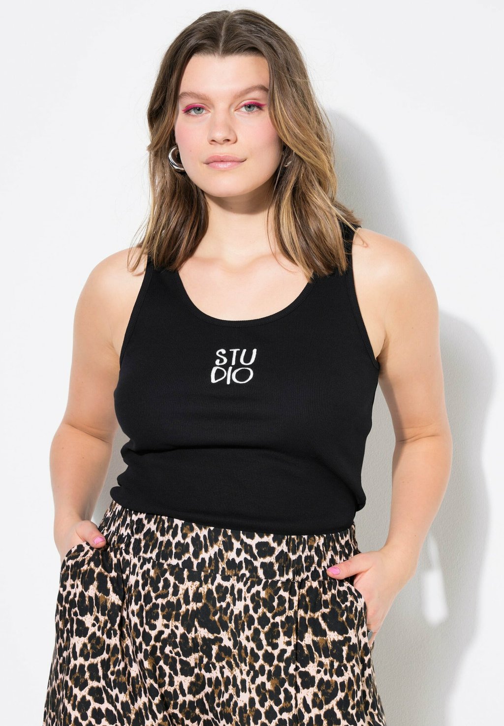 Топ SHAPE-STICKEREI Studio Untold, черный
Топ SHAPE-STICKEREI Studio Untold, черный