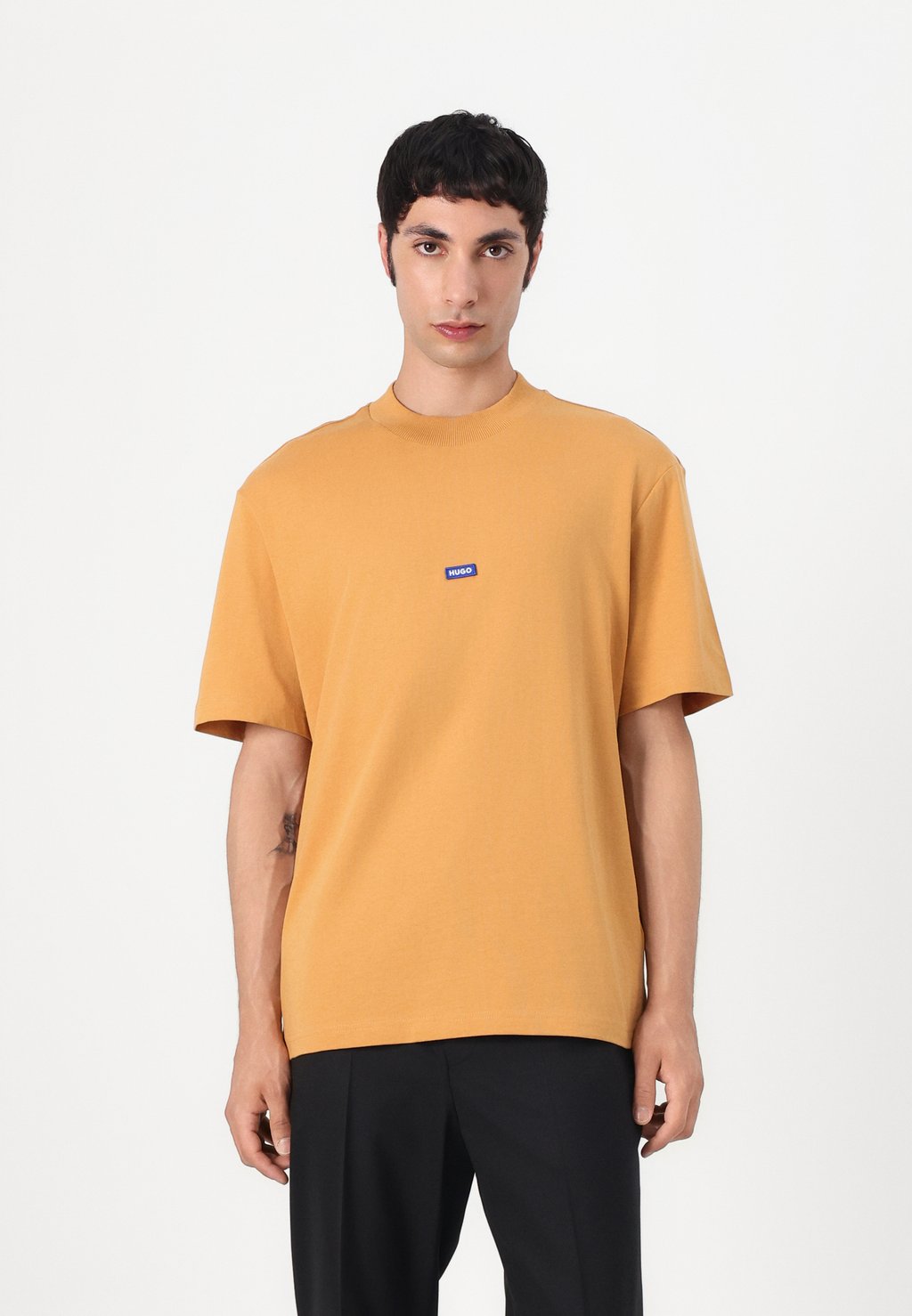 Базовая футболка NIEROS HUGO, золотой
Базовая футболка NIEROS HUGO, золотой