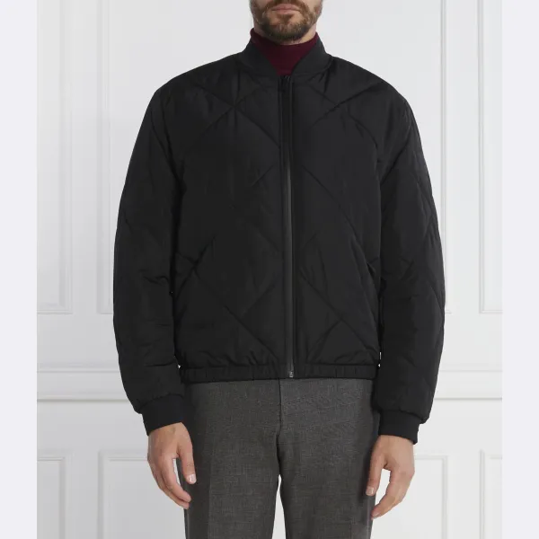 Фирменный бомбер классического кроя Calvin Klein, черный 
Фирменный бомбер классического кроя Calvin Klein, черный