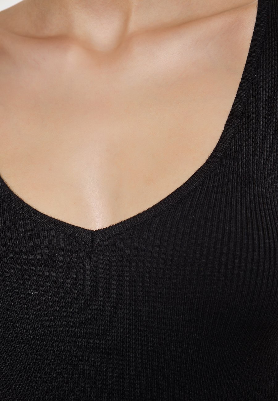 Платье faina CO-BRANDED WITH NASCITA, Schwarz/Black
Платье faina CO-BRANDED WITH NASCITA, Schwarz/Black