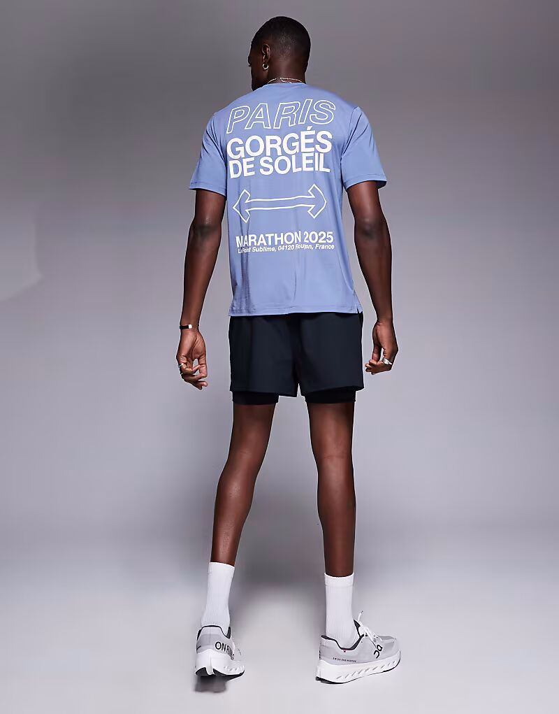 4505 - Футболка для бега из быстросохнущего трикотажа серо-голубого цвета с объемным вырезом и принтом на спине 
4505 - Футболка для бега из быстросохнущего трикотажа серо-голубого цвета с объемным вырезом и принтом на спине