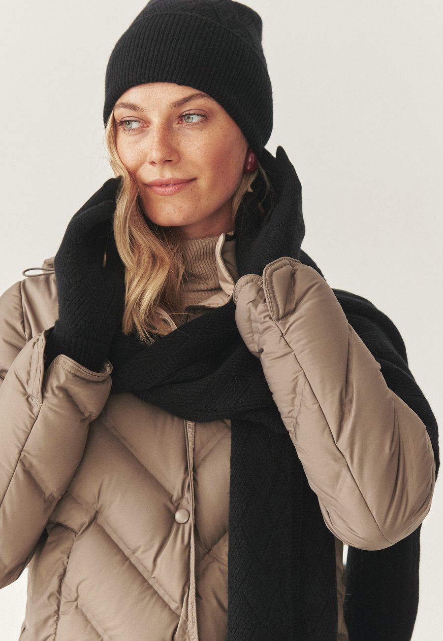 Шарф TATUUM Scarf, Black
Шарф TATUUM Scarf, Black