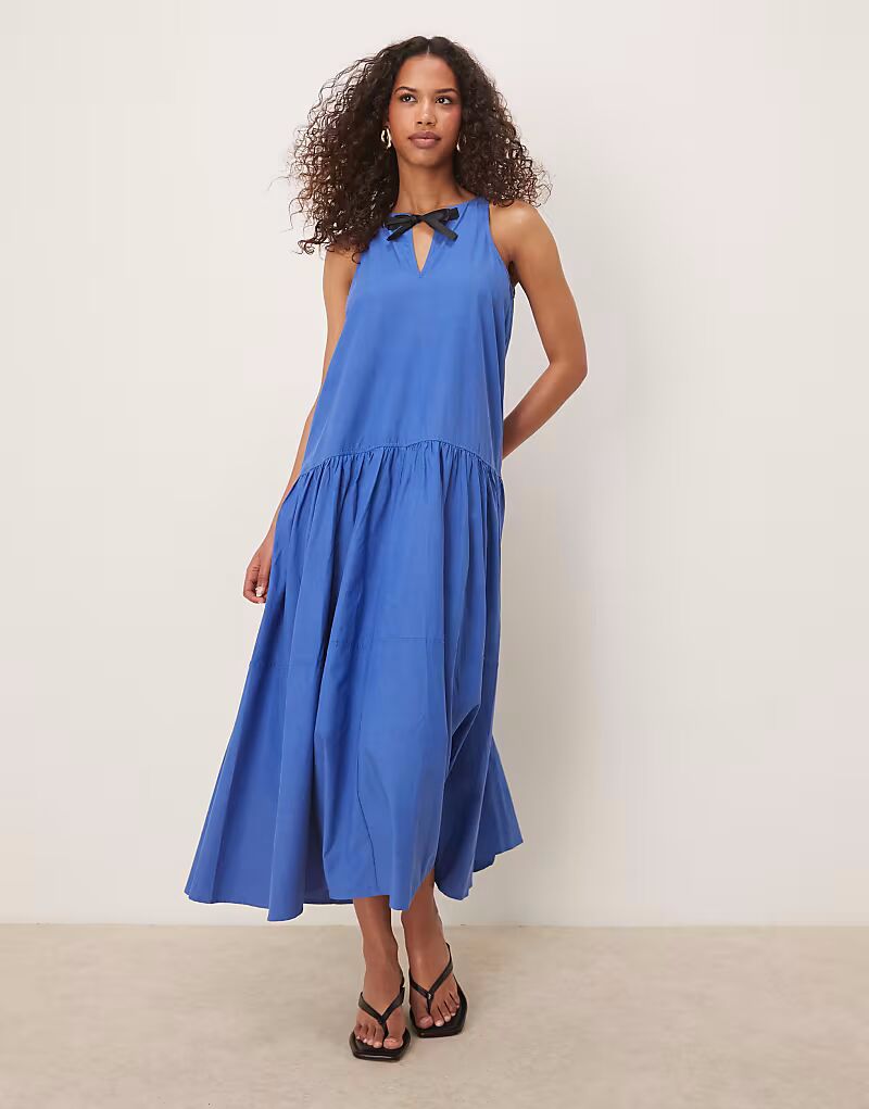 Многоярусное платье миди Ghospell с контрастным бантом синего цвета 
Многоярусное платье миди Ghospell с контрастным бантом синего цвета