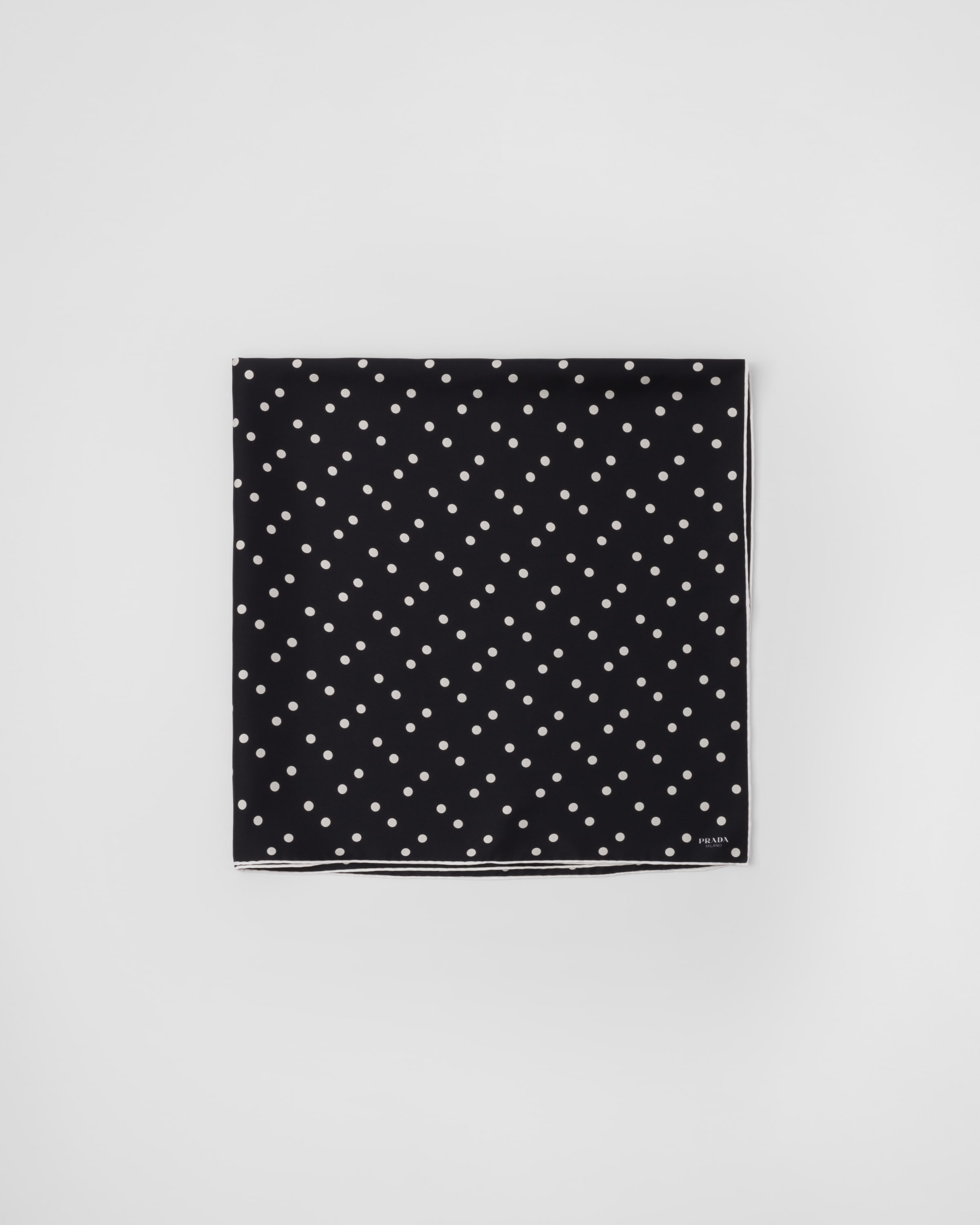 Платок из шелкового твила с принтом 90x90 Prada, черный
Платок из шелкового твила с принтом 90x90 Prada, черный